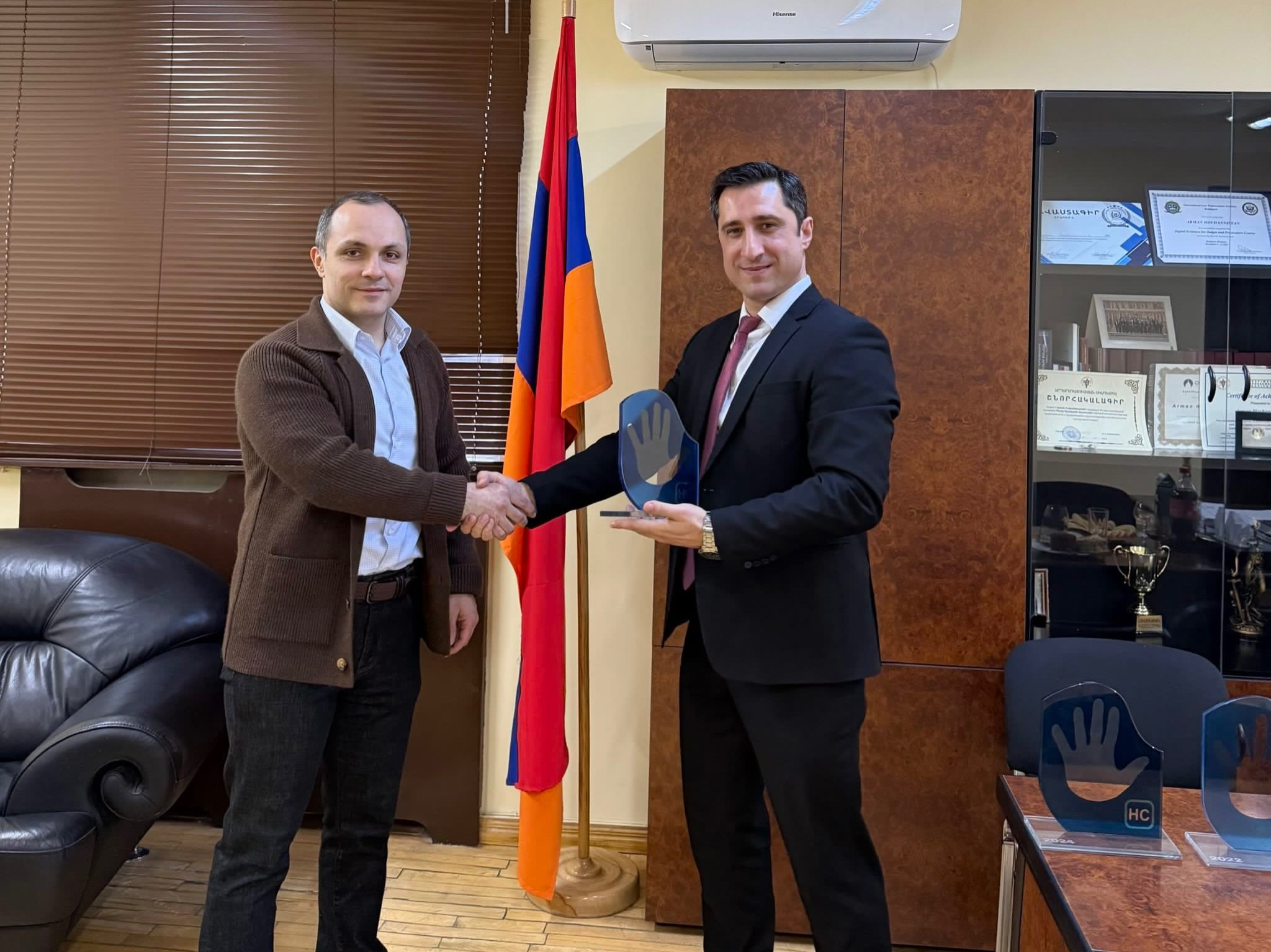 Դատավոր Արման Հովհաննիսյանը՝ «Թափանցիկ ձեռք» հուշանվերի եռակի մրցանակակիր