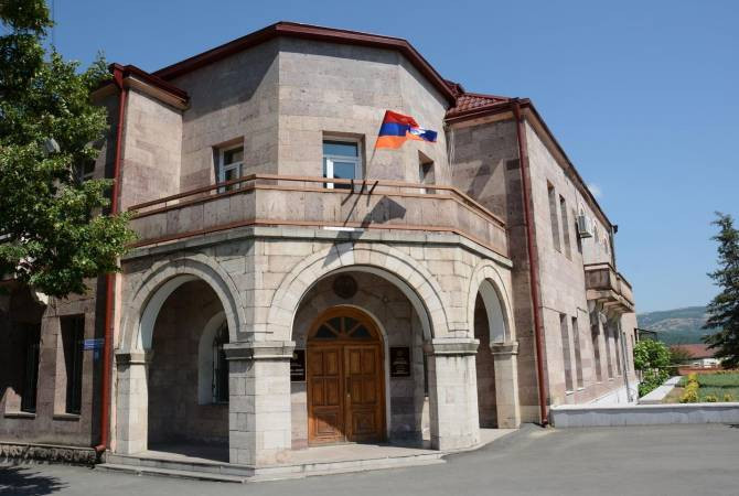 Կանգնեցվել է նաև ռուս խաղաղապահների բեռնատարների ընթացքը, որոնք ուղևորվել էին Գորիս՝ հումանիտար բեռներ Արցախ հասցնելու նպատակով. Արցախի ԱԳՆ-ն հանդես է եկել հայտարարությամբ