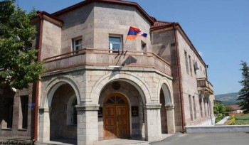 Կանգնեցվել է նաև ռուս խաղաղապահների բեռնատարների ընթացքը, որոնք ուղևորվել էին Գորիս՝ հումանիտար բեռներ Արցախ հասցնելու նպատակով. Արցախի ԱԳՆ-ն հանդես է եկել հայտարարությամբ