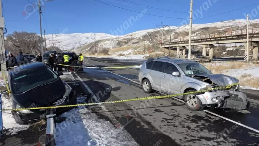 Խոշոր ավտովթար՝ Ճամբարակում․ բախվել են «Mitsubishi Outlander»-ը և դի տեղափոխող «Mitsubishi Grandis»-ը․ վիրավոր կա