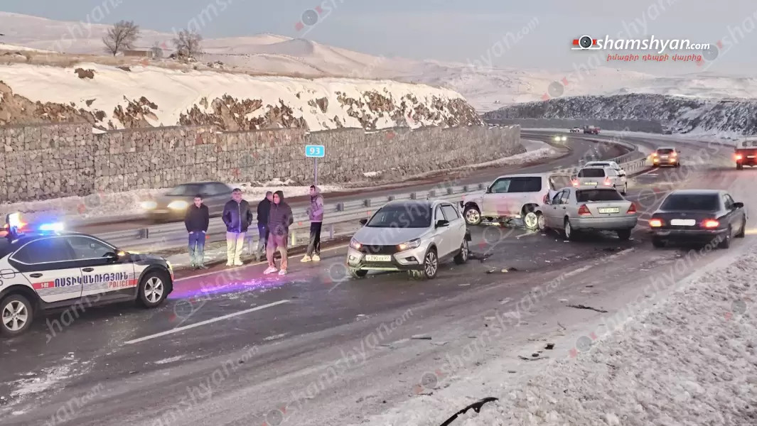Շղթայական ավտովթար՝ Արագածոտնի մարզում․ ճանապարհի մերկասառույցի պատճառով բախվել են 3 մեքենա