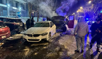 Երևանում հրդեհ է բռնկվել «Mercedes»-ում․ այրվել է նաև հարևանությամբ կայանված «BMW»-ն․ մեքենաները դարձել են ոչ շահագործելի