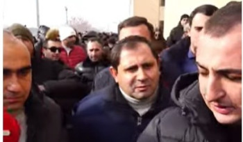 «Հրաժարվում եմ, չեմ խոսում, բացե'ք ճանապարհը». Պապիկյանը Փաշինյանի «ուխտերթին» է մասնակցում