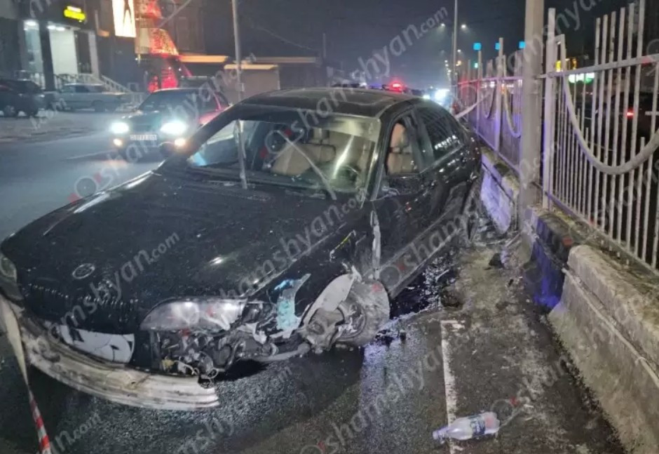 Երևանում 34-ամյա վարորդը, չունենալով վարորդական իրավունքի վկայական և լինելով ոչ սթափ վիճակում, «BMW»-ով Իսակովի պողոտայում բախվել է բաժանարար գոտու բետոնե արգելապատնեշներին