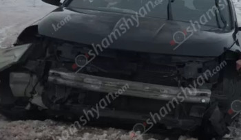 «Nissan Murano»-ն Մաստարայում բախվել է երկաթե արգելապատնեշին և հայտնվել ձորակում. կա 3 տուժած