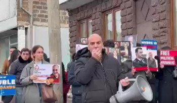 AntiFake.am–ի թիմը և համակիրները Նարեկ Սամսոնյանի և Վազգեն Սաղաթելյանի նկարներով հավաքվել են Հայաստանում ԵՄ պատվիրակության առջև