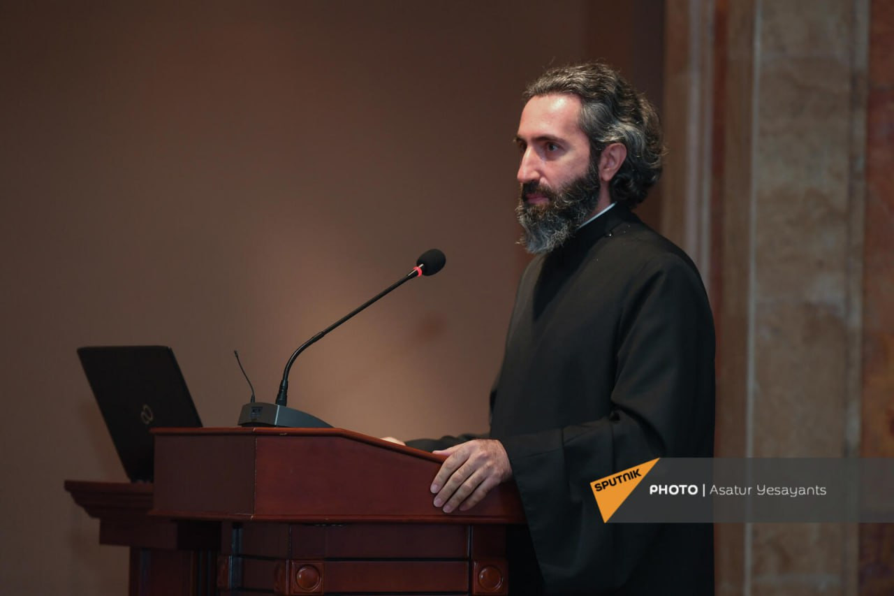 Հայր Ասողիկի հարցաքննությունը Քննչական կոմիտեում շուրջ 6 ժամ է տևել.  խոսքը շուրջ 7 տարվա վաղեմության գործի մասին է. փաստաբան