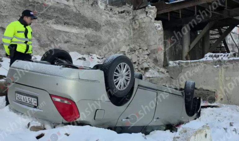«Nissan Teana»-ն Ջոն Կիրակոսյանի դպրոցի հարևանությամբ բախվել է բետոնե պարսպին և մոտ 5 մետր բարձրությունից գլխիվայր շրջվել
