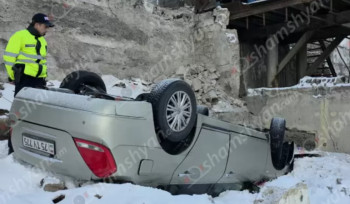 «Nissan Teana»-ն Ջոն Կիրակոսյանի դպրոցի հարևանությամբ բախվել է բետոնե պարսպին և մոտ 5 մետր բարձրությունից գլխիվայր շրջվել