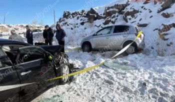 Մերկասառույցի պատճառով բախվել են «Toyota»-ն ու «Nissan»-ը. մայրը մահացել է, տղան տեղափոխվել է ԲԿ