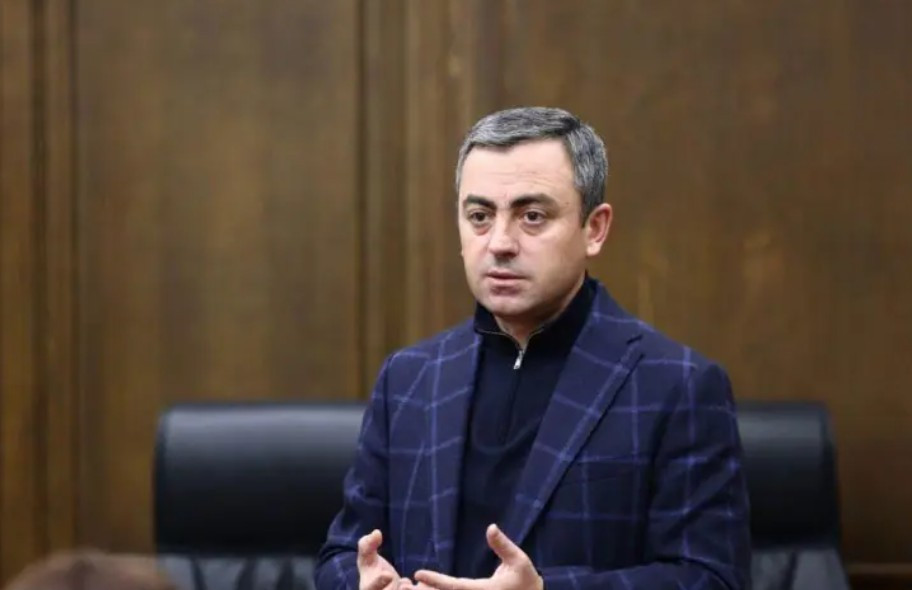 Սա է իրականությունը, որտեղ մեկ հրամանագրով պաշտոնյան ստանում է թոշակառուի 20 տարվա թոշակը և դա համարում բնական ու բարոյական․ Իշխան Սաղաթելյան