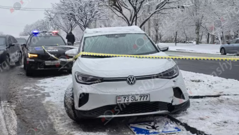 Երևանում մերկասառույցի պատճառով «Volkswagen ID4»-ը բախվել է հետիոտնային անցման ցուցանակին, կոտրել այն, որն էլ ընկել է հետիոտնի վրա