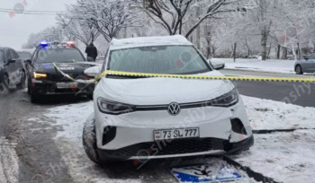 Երևանում մերկասառույցի պատճառով «Volkswagen ID4»-ը բախվել է հետիոտնային անցման ցուցանակին, կոտրել այն, որն էլ ընկել է հետիոտնի վրա