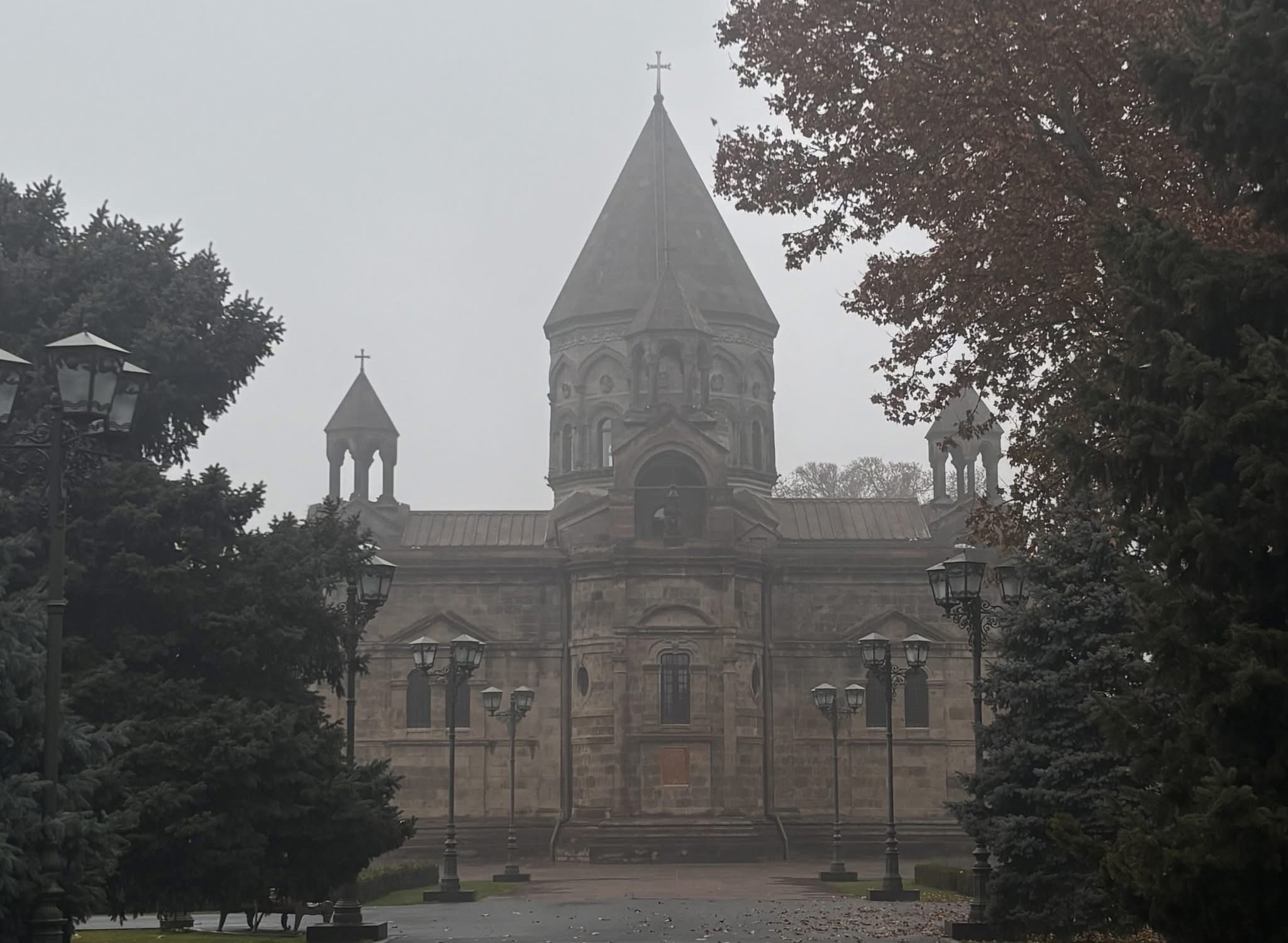 Կաթողիկոսի տնօրինությամբ Հոգեշնորհ Տ. Հուսիկ աբեղա Սմբատյանը նշանակվել է Գևորգյան հոգևոր ճեմարանի, Սևանի Վազգենյան դպրանոցի և Քահանայից պատրաստման լսարանի տեսուչ