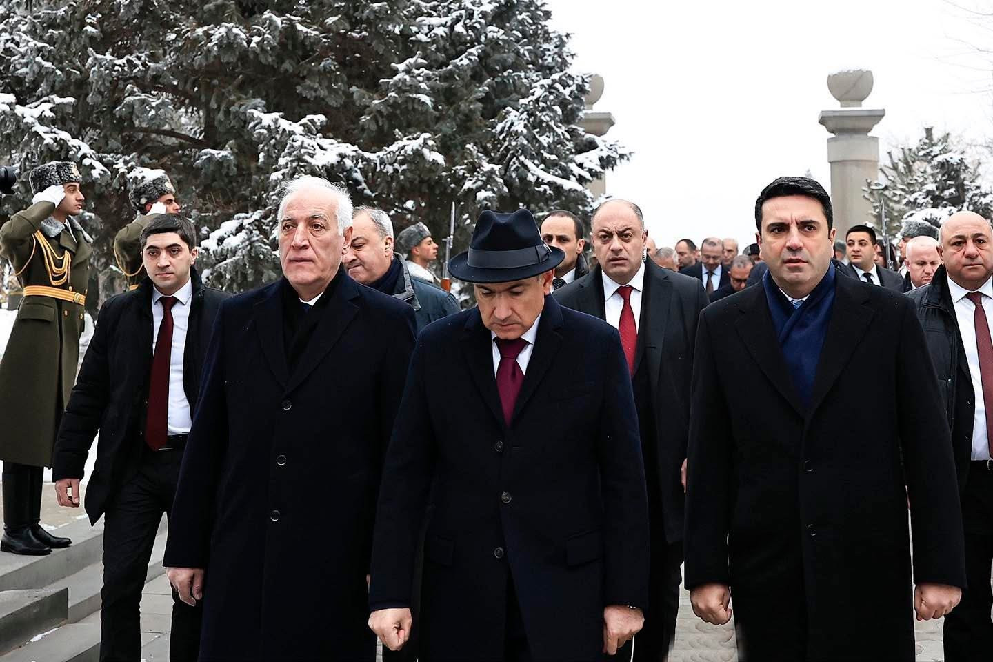 Հայրենիքի պաշտպանության համար զոհվածների հիշատակի օրվա կապակցությամբ Փաշինյանն այցելել է Եռաբլուր