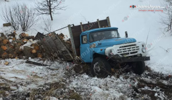 Իջևան-Սևան-Երևան ճանապարհին փայտե կոճղերով բարձված «Զիլ»-ը բախվել է երկաթե արգելապատնեշներին ու հայտնվել ձորում