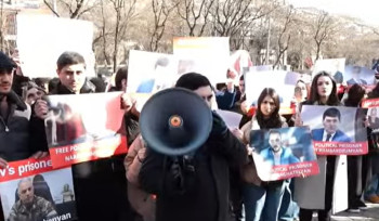 Ակցիա ԱԺ շենքի դիմաց՝ ի պաշտպանություն քաղբանտարկյալների և Բաքվի բանտում պահվող հայ գերիների․ ուղիղ