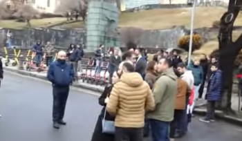 Արցախցիների բողոքի ակցիան՝ նախագահականի մոտ՝ Վենսի այցին ընդառաջ. ուղիղ