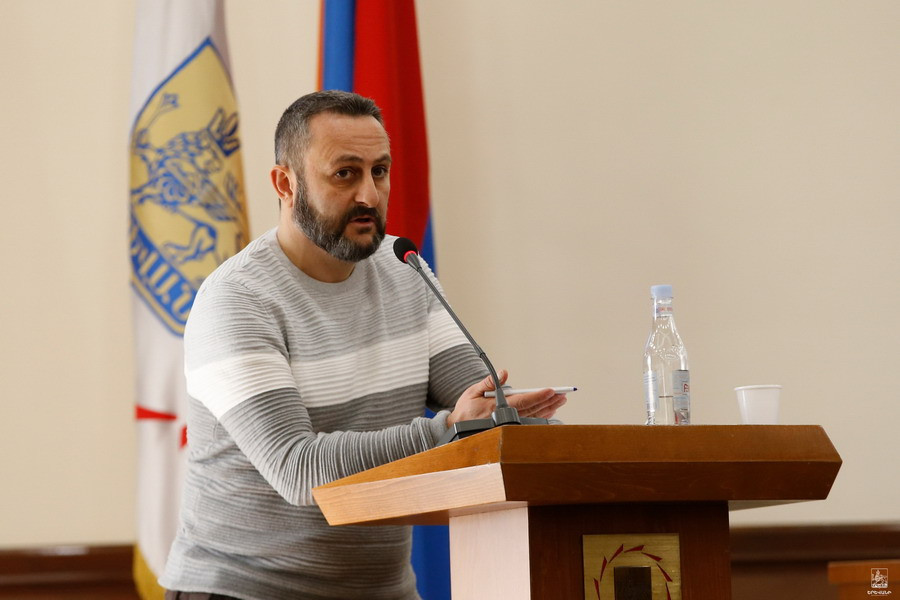 Պարո՛ն Ավինյան, Երևանի այս ամբողջ խնդիրները լուծելու համար չե՞ք կարծում, որ ավելի հեշտ կլինի միանգամից  Ձեզ փոխարինել արհեստական բանականությամբ. Պեդրո Զարոկյան
