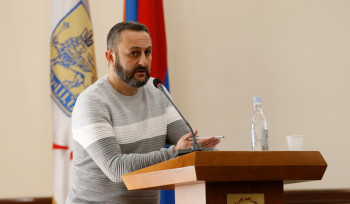 Պարո՛ն Ավինյան, Երևանի այս ամբողջ խնդիրները լուծելու համար չե՞ք կարծում, որ ավելի հեշտ կլինի միանգամից  Ձեզ փոխարինել արհեստական բանականությամբ. Պեդրո Զարոկյան