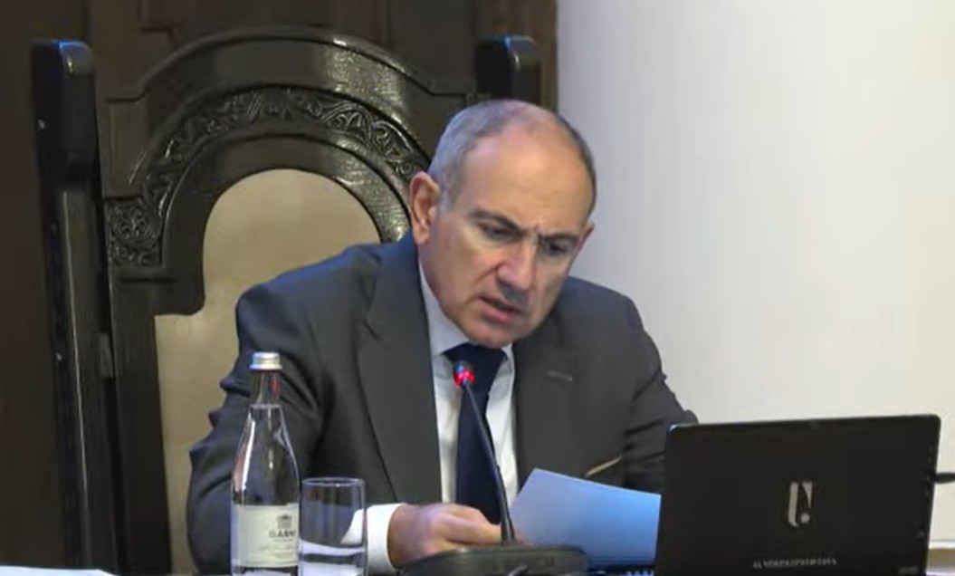 Հույս ունեմ, որ դեսպանատները, որոնք նախորդ տարիներին անընդհատ ծանուցումներ են տարածել, որ իրենց քաղաքացիները խուսափեն սահմանամերձ հատվածներ գնալ, Սյունիքի մարզ գնալ, ծանուցումները կդադարեցնեն․ Փաշինյան