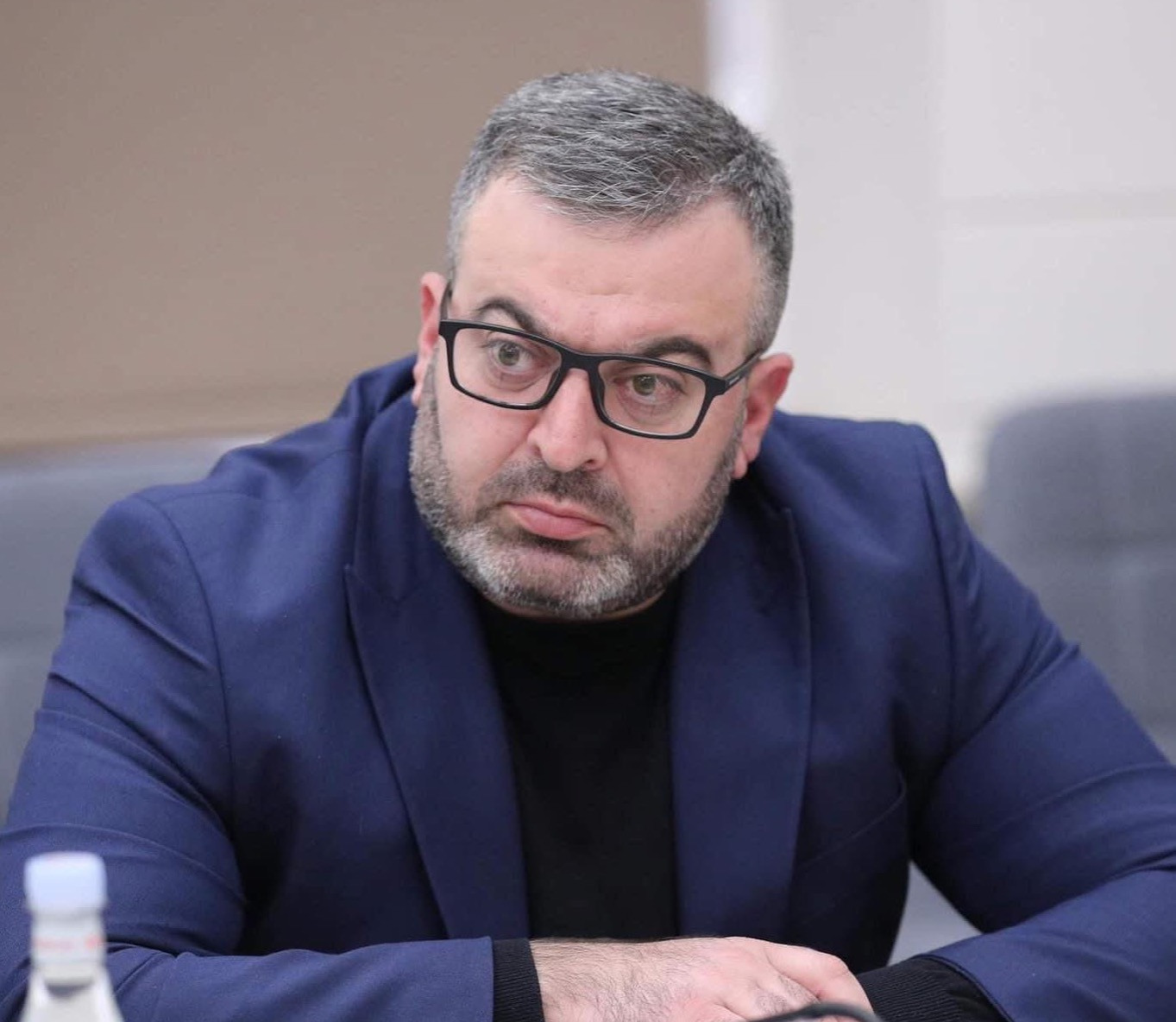 Ամիսներ առաջ ձեռք բերված էլեկտրոմոբիլները ՀՀ չեն հասել, և մարդիկ ստիպված են մաքսատուրք վճարել. Գառնիկ Դանիելյան