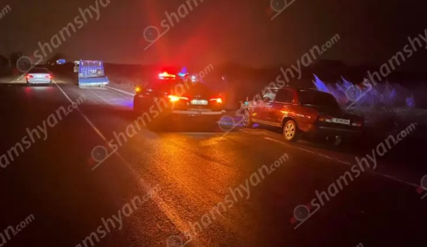 «Mercedes» ավտոքարշակի անիվներից մեկը պոկվել է ու հարվածել ընթացող «ՎԱԶ 2121»-ին և «ՎԱԶ 2107»-ին