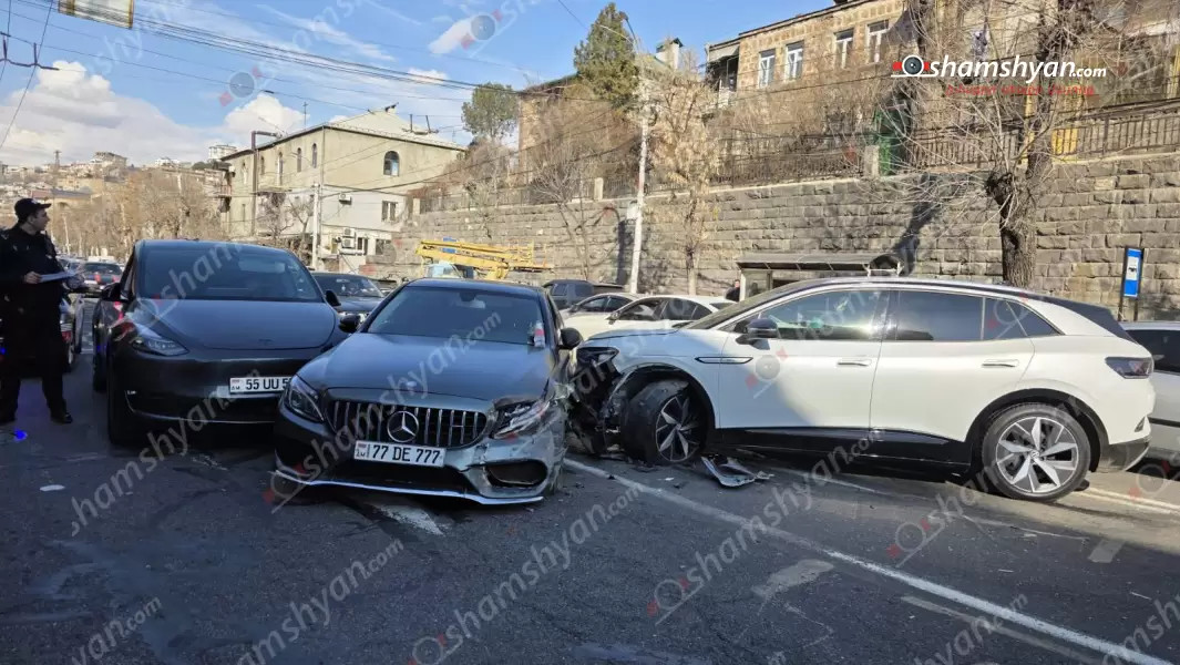 Երևանի կենտրոնում բախվել են Tesla-ն, Mercedes-ը, էլեկտրական Volkswagen ID.4-ը և Honda-ն