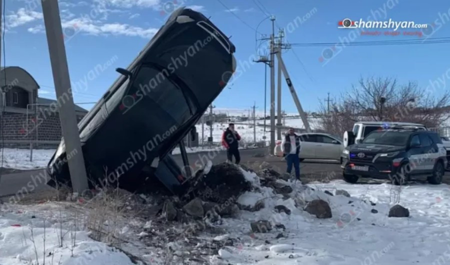 28-ամյա վարորդը «Lada Priora»-ով փոսերը շրջանցելիս գլխիվայր հայտնվել է էլեկտրասյան մոտ