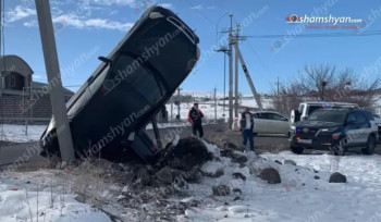 28-ամյա վարորդը «Lada Priora»-ով փոսերը շրջանցելիս գլխիվայր հայտնվել է էլեկտրասյան մոտ