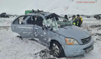 Արագածոտնի մարզում «Kia Sorento»-ն դուրս է եկել ճանապարհի երթևեկելի գոտուց, բшխվել հողաթմբին, գլխիվայր շրջվել և հայտնվել դաշտում․ կան վիրшվորներ