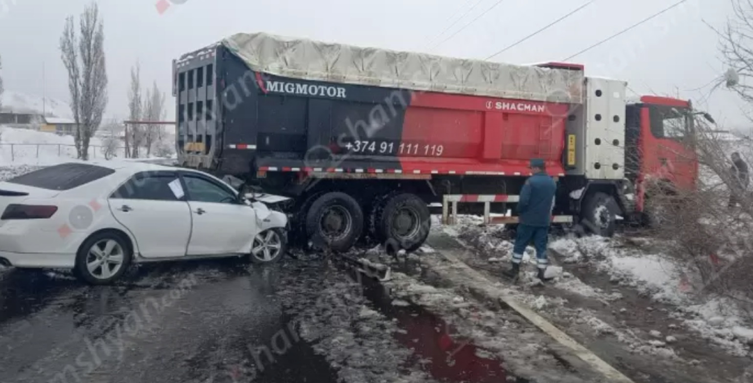22-ամյա վարորդը «Toyota Camry»-ով մխրճվել է «Shacman» մակնիշի բեռնատարի հետնամասի մեջ