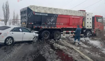 22-ամյա վարորդը «Toyota Camry»-ով մխրճվել է «Shacman» մակնիշի բեռնատարի հետնամասի մեջ