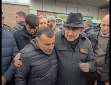 Փաշինյանն Արագածոտնի մարզ կատարած այցի ընթացքում հանդիպել է վերջերս գերությունից վերադարձած Դավիթ Դավթյանի հայրիկին