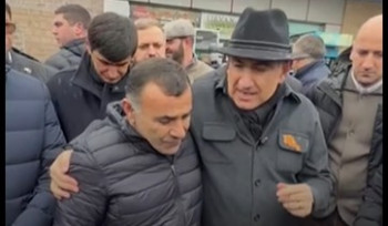 Փաշինյանն Արագածոտնի մարզ կատարած այցի ընթացքում հանդիպել է վերջերս գերությունից վերադարձած Դավիթ Դավթյանի հայրիկին