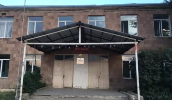 Արարատի գյուղերից մեկում 37-ամյա կինը մտել է տեղի միջնակարգ դպրոց, սեռական բնույթի հայհոյանքներ հնչեցրել, մտել տնօրենի սենյակ և սպառնացել, որ նրան դանակով կվնասի