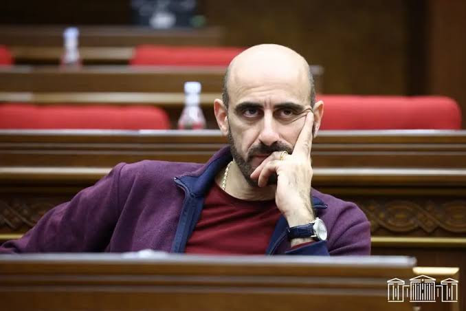 Հիվանդանոցի տերմինալում նշել են ծնունդն ընդունող բժշկի անունն ու փոխանցում կատարել. ԲԿ նոր տնօրենը որոշել է երեքին էլ «փուռը» տալ. «Հրապարակ»