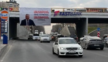 Երևանի տարբեր հատվածներում պաստառներ են փակցվել՝ «Ազատություն Սամվել Կարապետյանին» գրությամբ