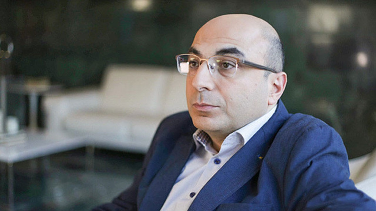 Թիմից մեկը «մեծարգոյին» բացատրի՝ Արցախում կան գերեզմաններ՝ «Արցախը Հայաստան է և վերջ» կոչին հավատացած մարդկանց, ու հարազատները դա չեն կարող մոռանալ քո նոր «արտաքին քաղաքականության» խաթր․ Հովհաննիսյան
