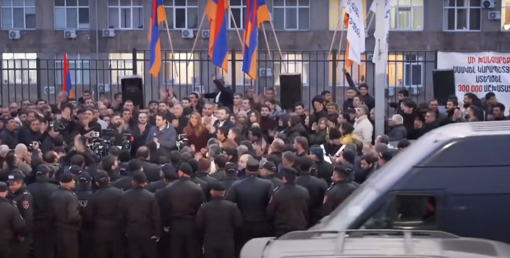 Սամվել Կարապետյանի աջակիցներին բերման են ենթարկել Արաբկիրի բաժին