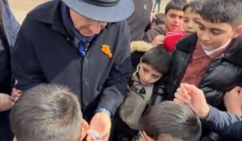Սպասե՛ք, սպասե՛ք, բոլորիդ էլ կտամ․ Փաշինյանը Շինուհայրի երեխաներին կրծքանշաններ է նվիրում (տեսանյութ)