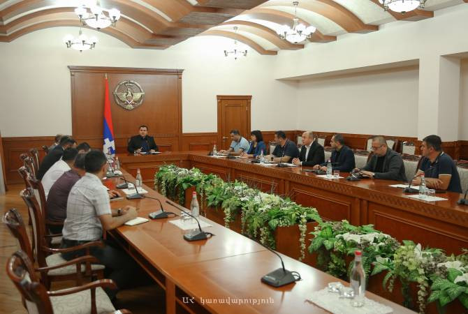 Խուճապի մատնվել պետք չէ. Արցախի պետական նախարարի մոտ քննարկվել են պարենային անվտանգության ու տնտեսության աշխատանքի հետ կապված հարցեր