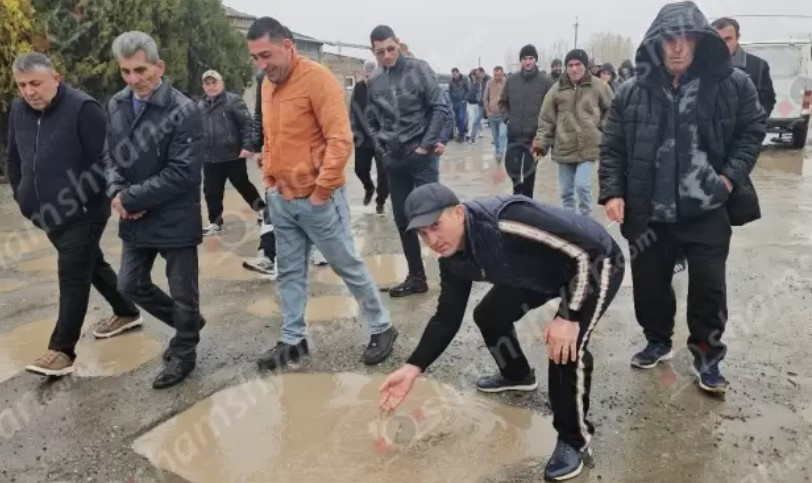 Արմավիրի մարզի Տարոնիկ գյուղում լարված իրավիճակ է․ փոսերի պատճառով ճանապարհը անանցանելի է դարձել