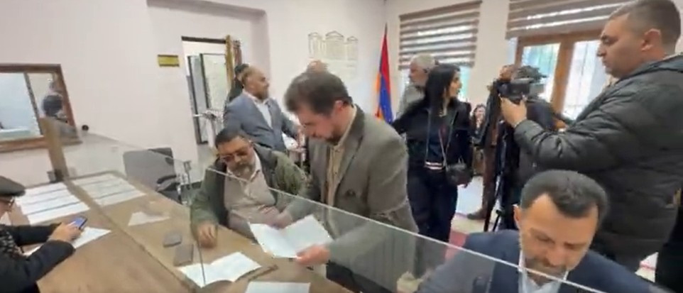 ԱԺ–ի մոտ բողոքի ակցիա իրականացնողներն իրենց պահանջով նամակներ ստորագրեցին և փոխանցեցին ԱԺ խմբակցություններին