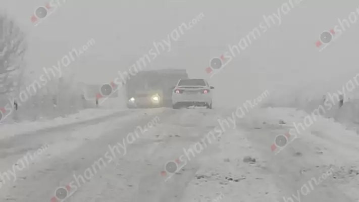 Սյունիքի մարզի Տանձավետ-Աղվանի ճանապարհին առատ ձյան հետևանքով վարորդները չեն կարողանում շարժվել