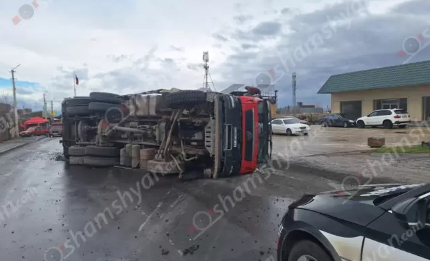 1 զոհ, 1 վիրավոր․ խոշոր վթար՝ «Երասխի կալցևոյում». «Կամազ»-ը բախվել է չորս ավտոմեքենայի և կողաշրջվել