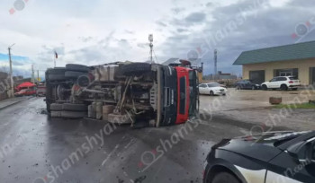 1 զոհ, 1 վիրավոր․ խոշոր վթար՝ «Երասխի կալցևոյում». «Կամազ»-ը բախվել է չորս ավտոմեքենայի և կողաշրջվել