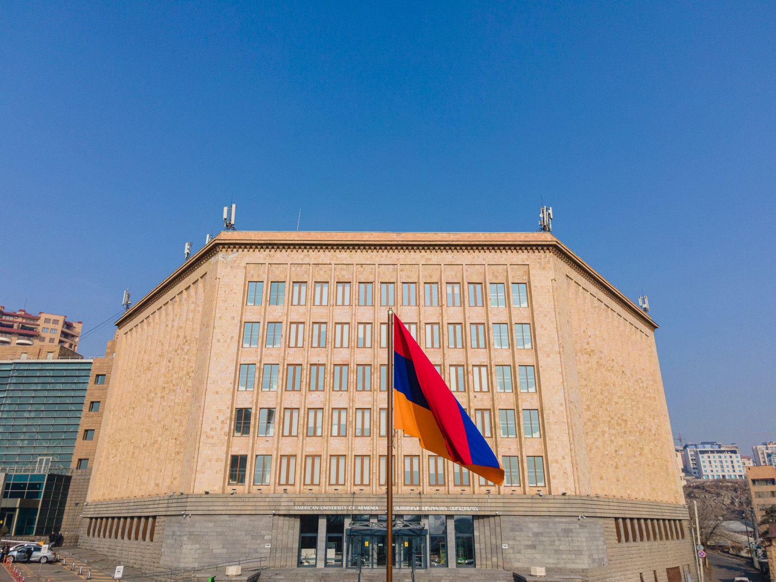 Հաշվի առնելով Արևմտյան Ասիայի ու Մերձավոր Արևելքի ամերիկյան համալսարանների թիրախավորման վերաբերյալ Իրանի սպառնալիքները՝ ՀՀ Ամերիկյան համալսարանում դասերը կանցկացվեն առցանց