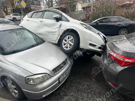 Ավտովթար՝ Երևանում. «Nissan»-ը հայտնվել է «Opel»-ի վրա