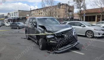Երևանում բախվել են «Lexus»-ը և «Hongqi»-ն. կա 5 տուժած